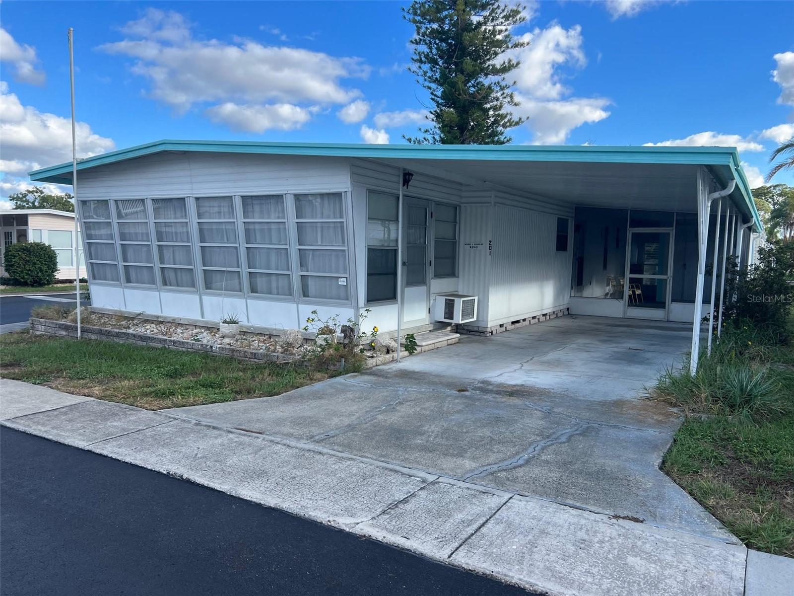 201 Royal Palm Cir, Largo