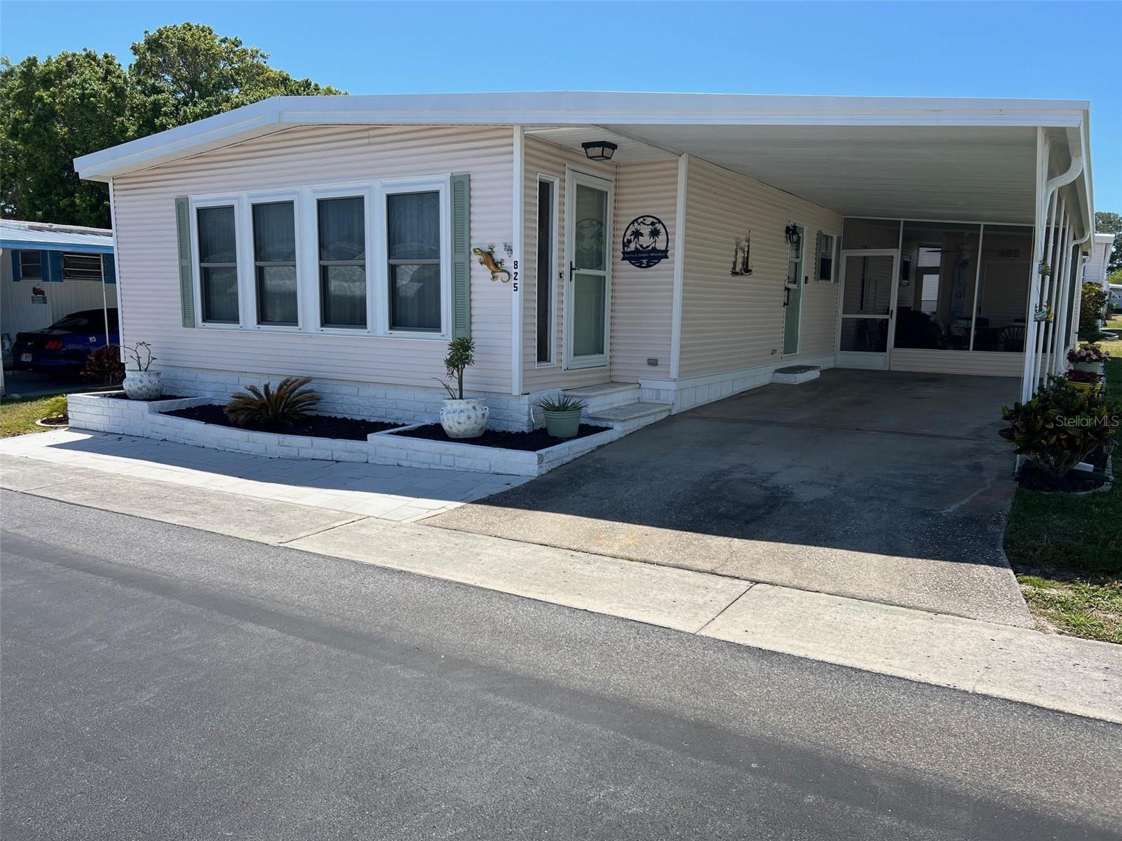 825 Coconut Palm St, Largo