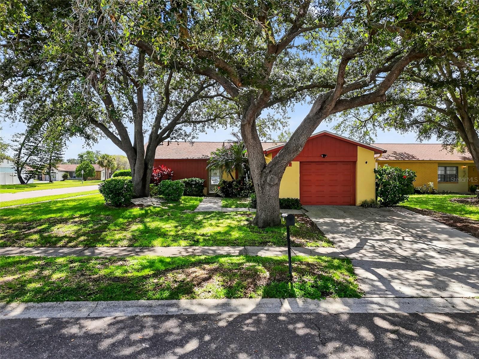 907 Old Field Dr, Brandon