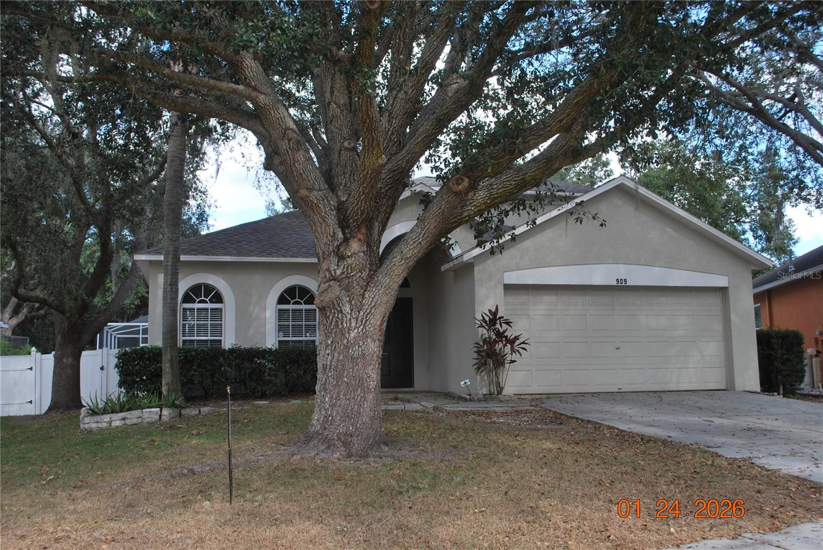 909 Grand Canyon Dr, Valrico