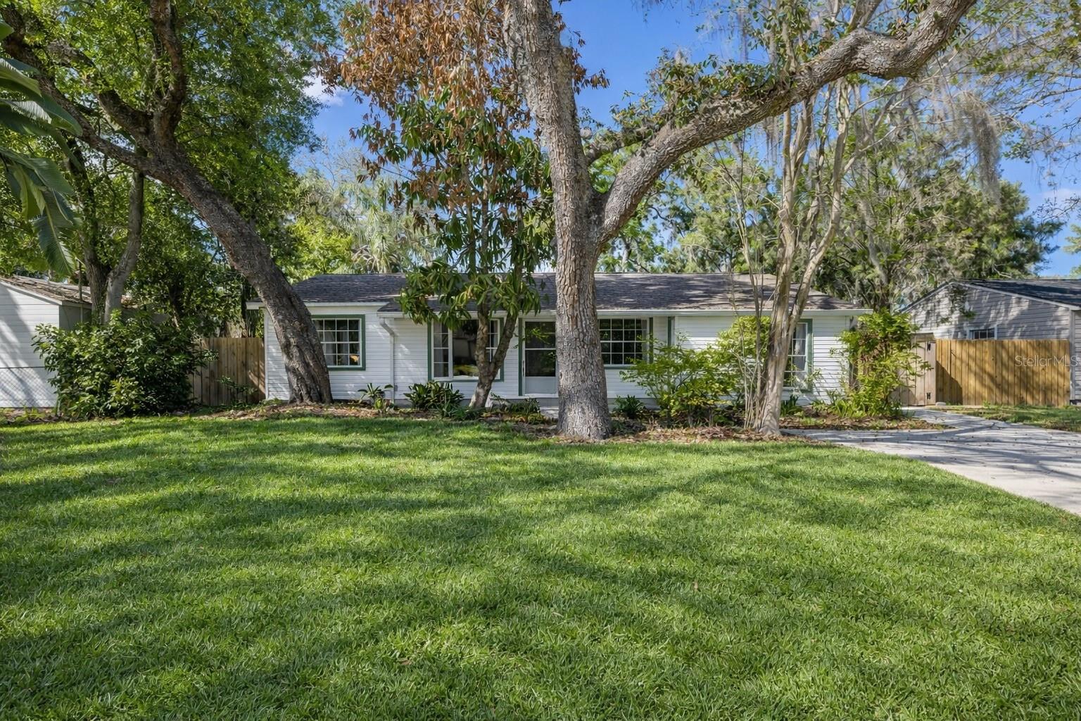 815 W Lowry Ln, Tampa