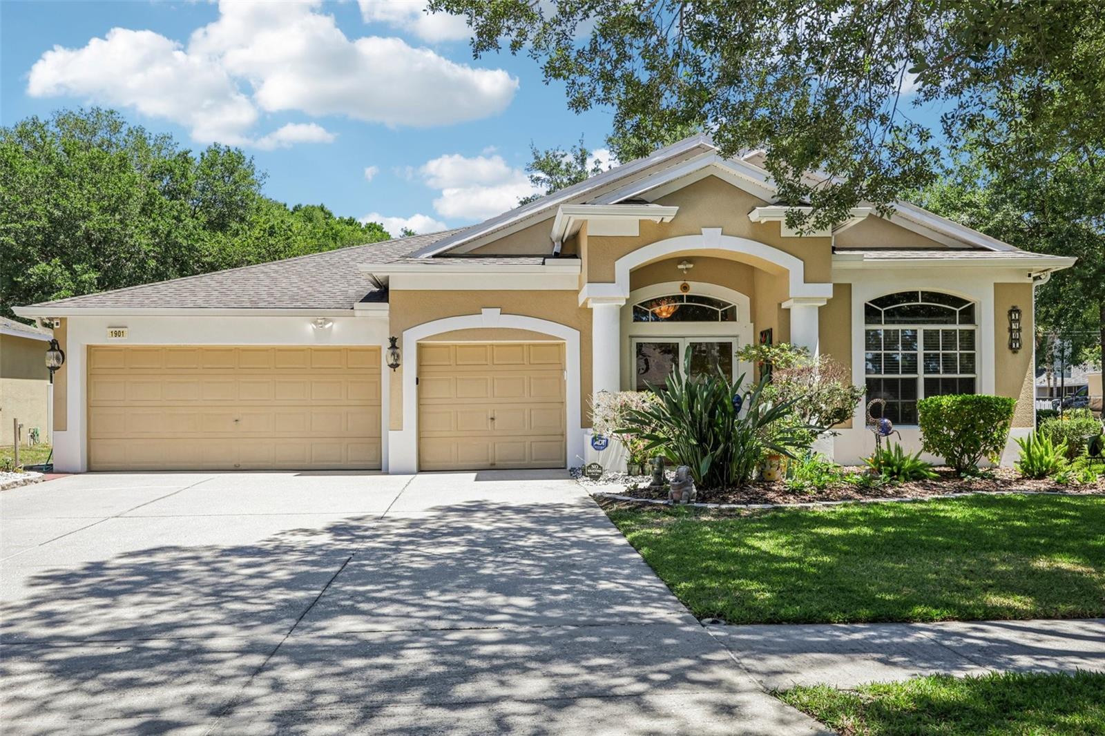 1901 Heartland Cir, Valrico