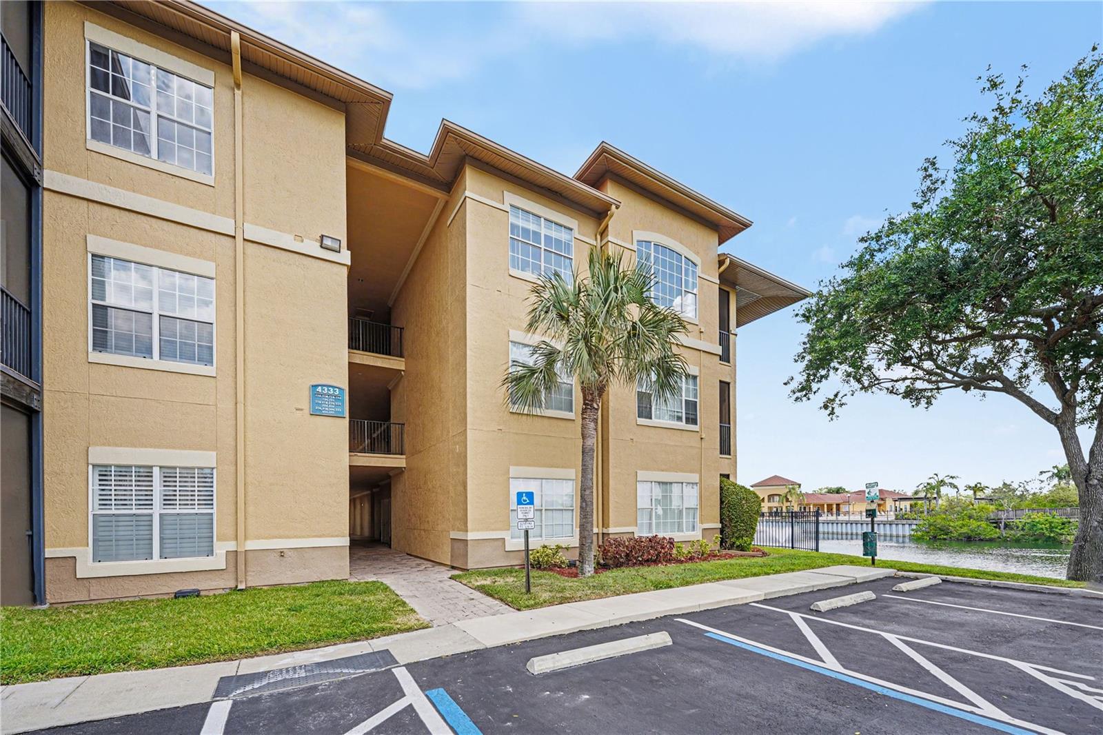 4333 Bayside Village Dr #120, Tampa