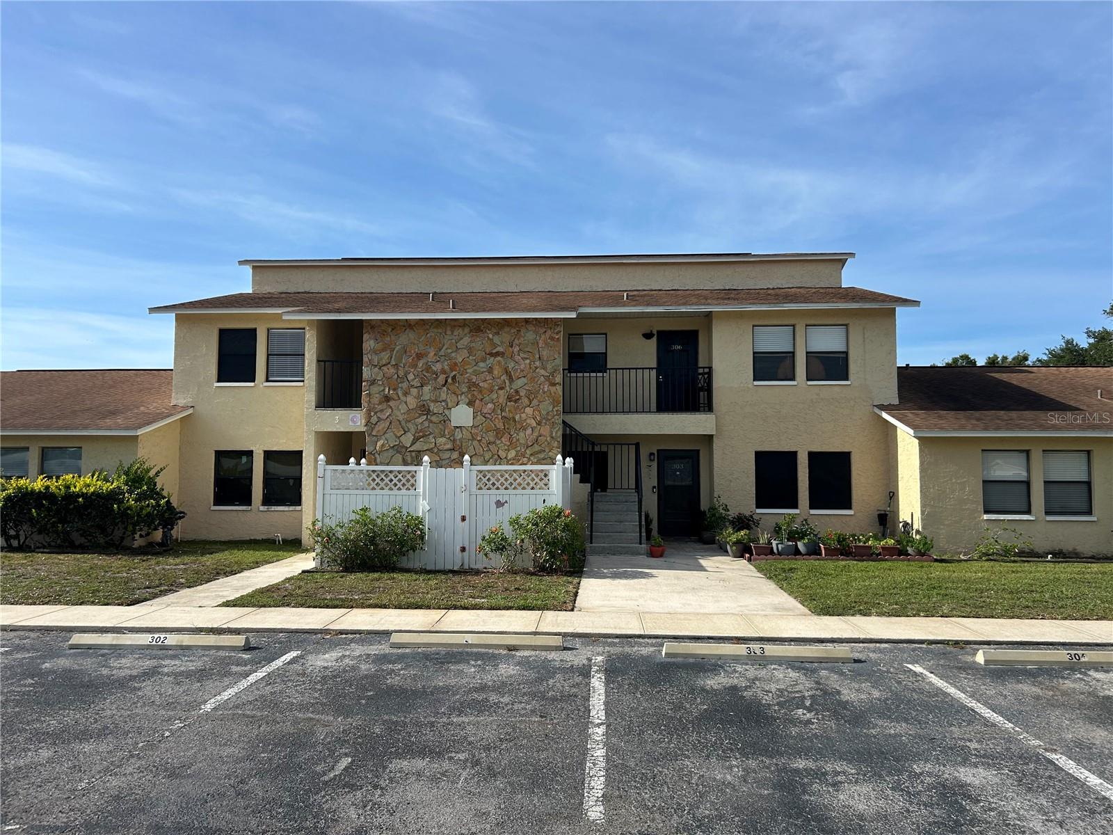 6301 58th St N #305, Pinellas Park
