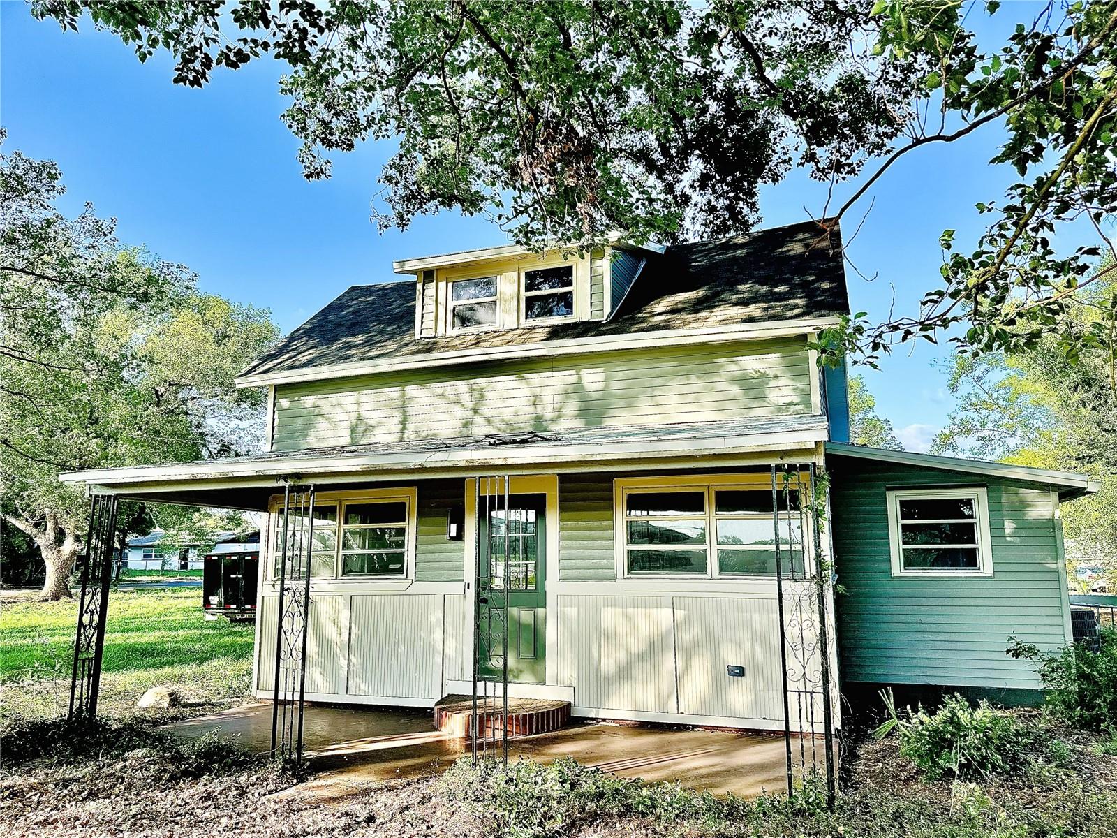 5654 12th St, Zephyrhills
