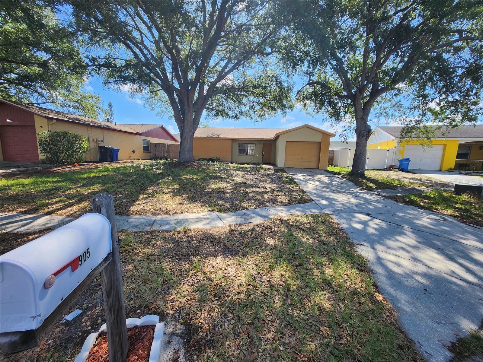 905 Old Field Dr, Brandon