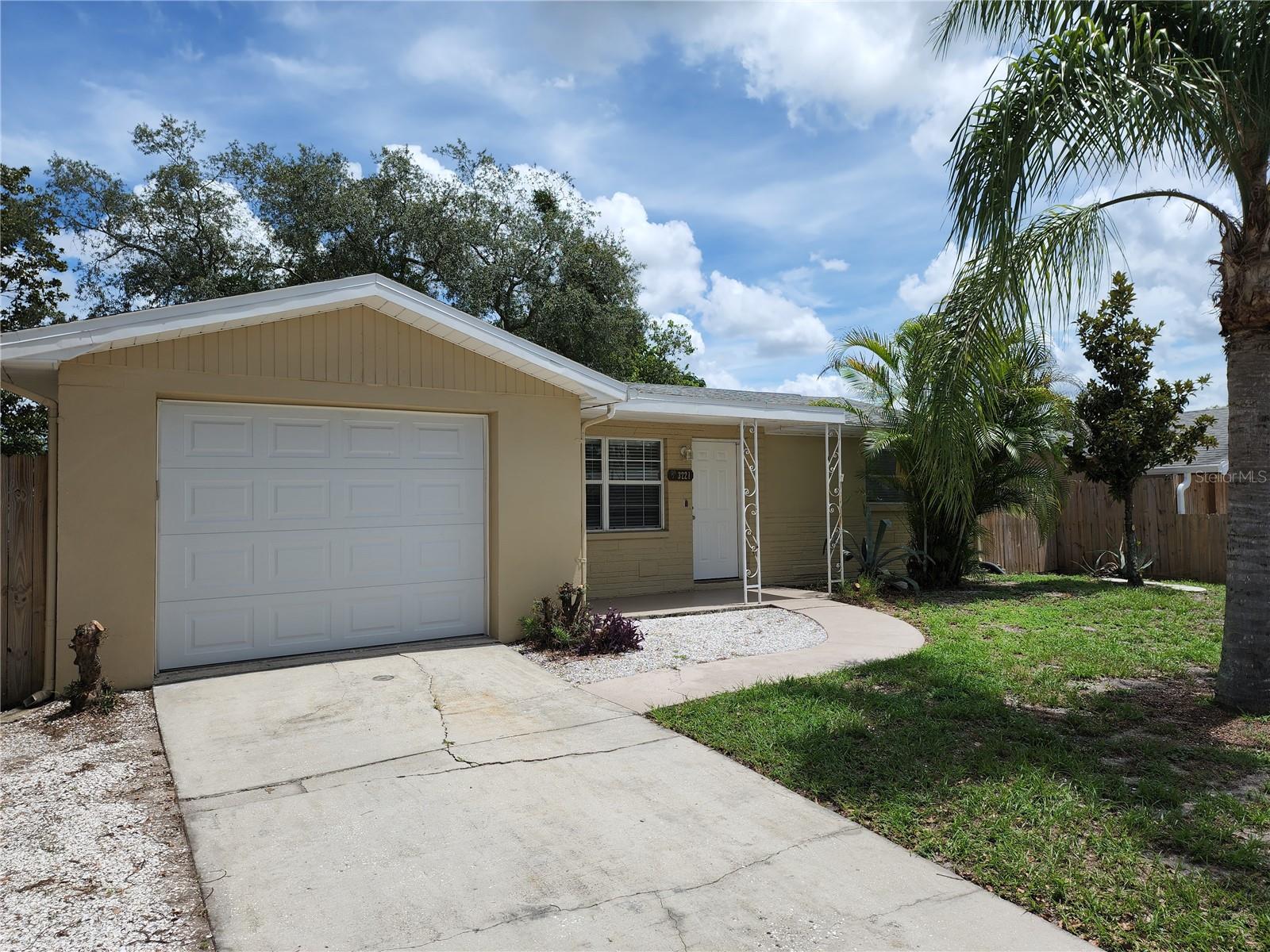 3221 Fairmount Dr, Holiday