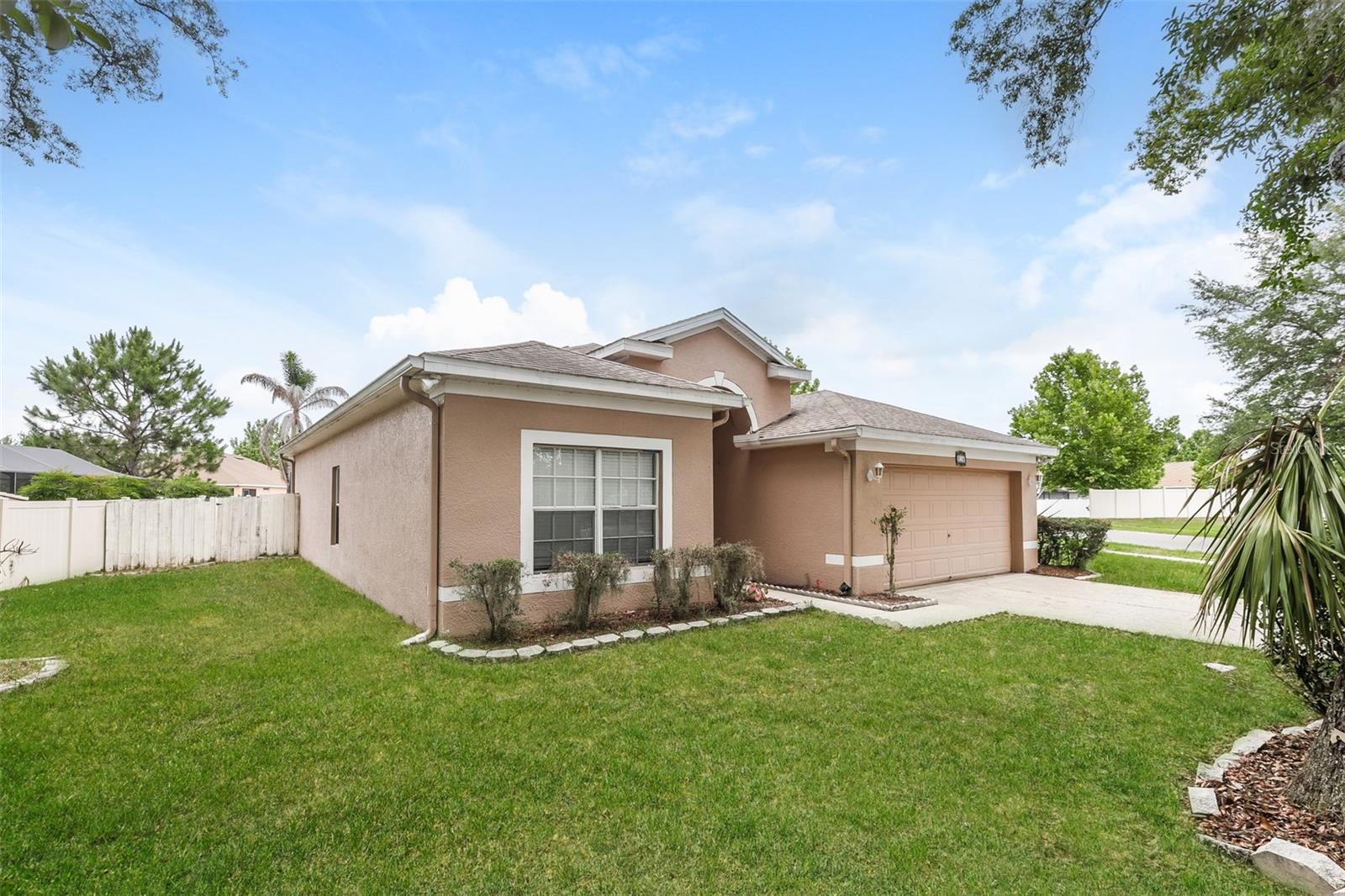 814 Coade Stone Dr, Seffner