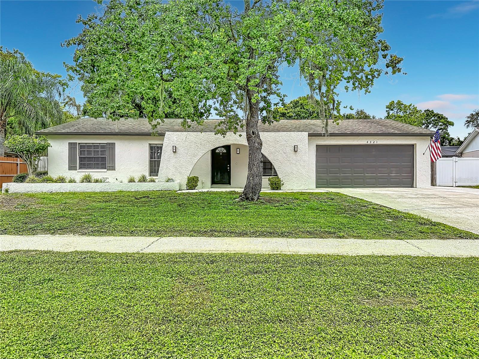 4321 Foxglen Ln, Tampa