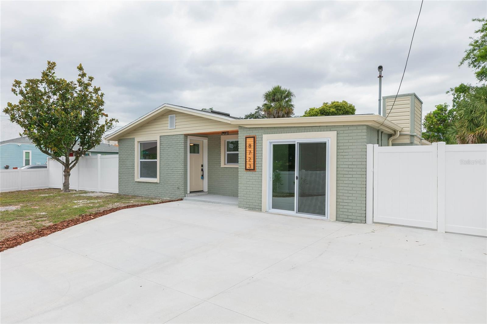 8723 N River Forest Cir, Tampa