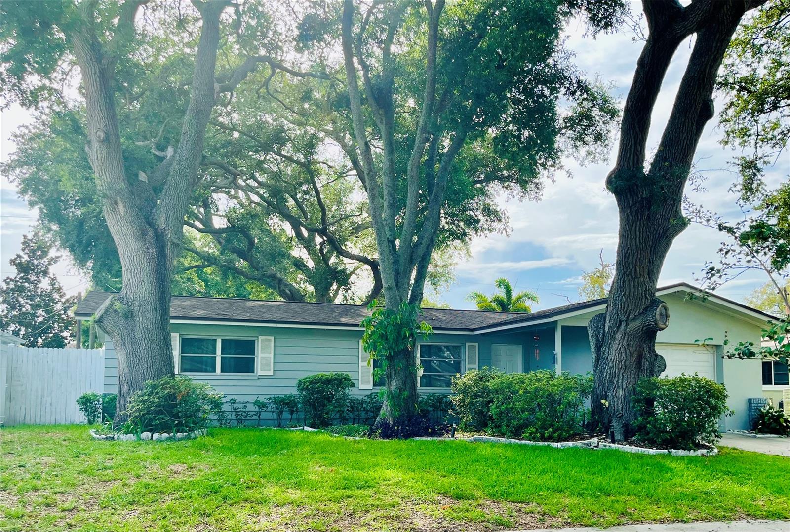 528 E Lake Dr, Largo