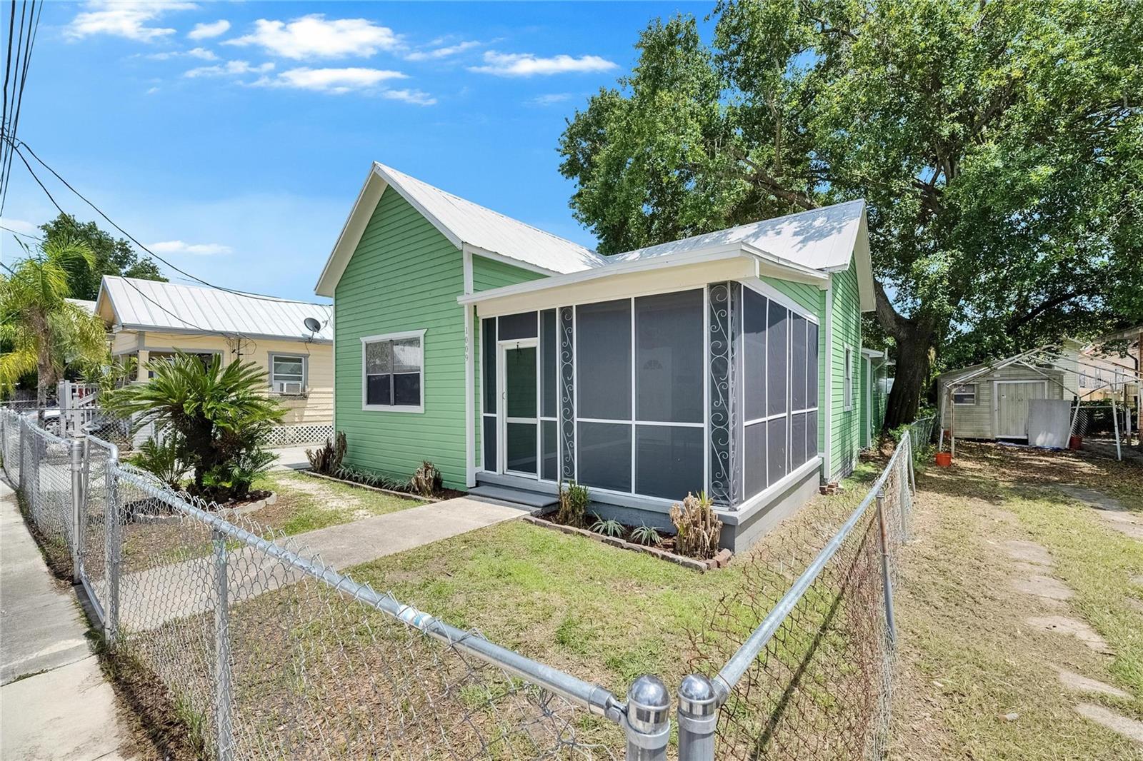 1009 E Columbus Dr, Tampa