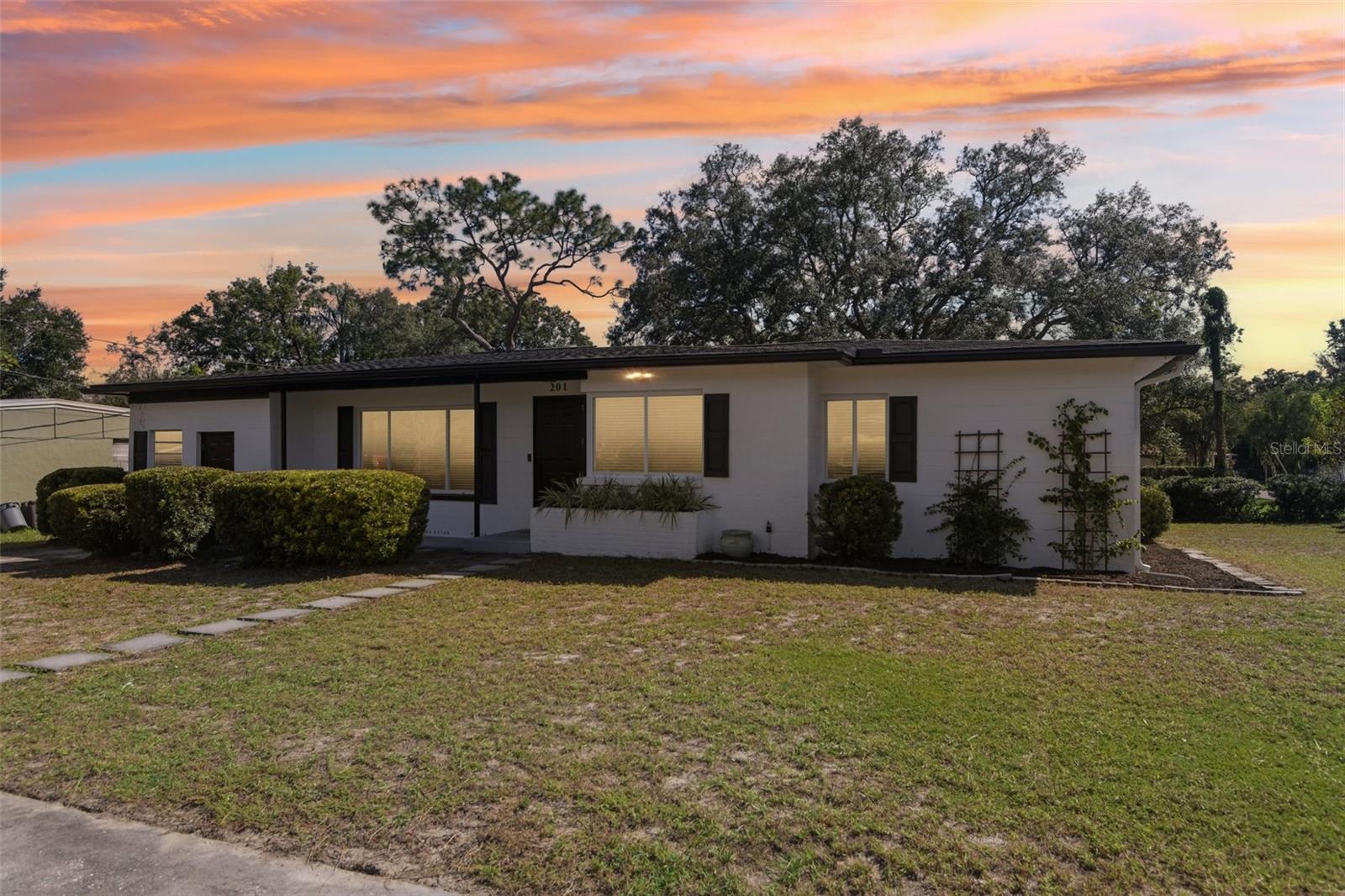 201 REDWOOD AVE