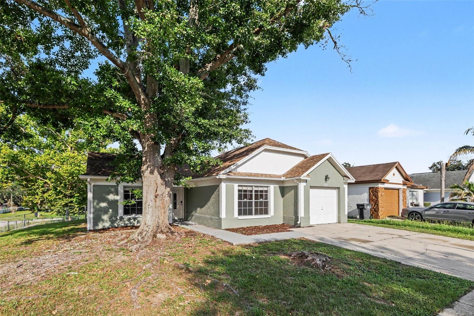 301 Regal Park Dr, Valrico