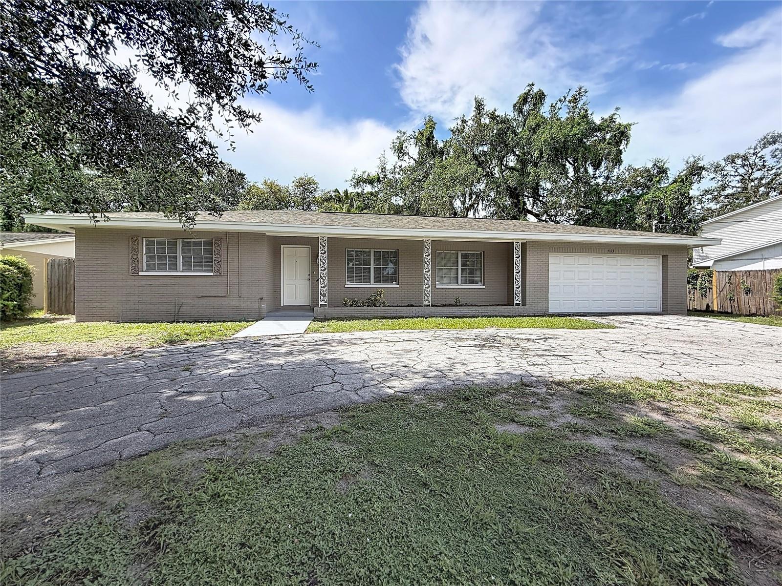 7123 Woodfield Dr, Tampa