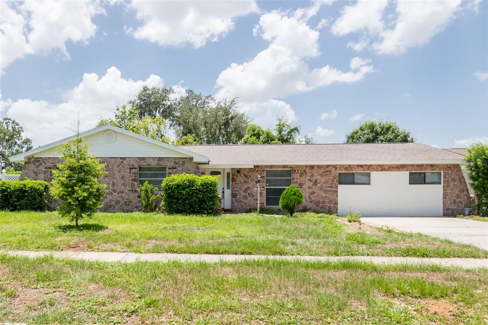 902 Shangri La Dr, Seffner