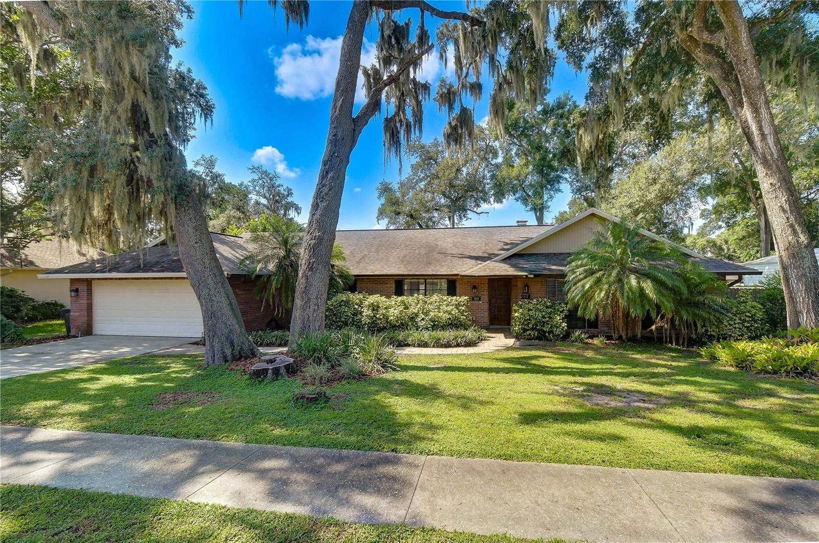 1101 Oakridge Manor Dr, Brandon