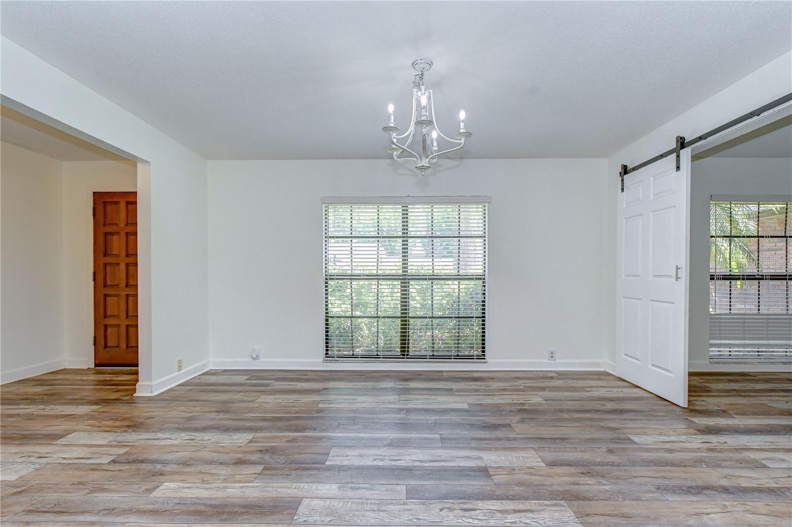 1101 OAKRIDGE MANOR DR