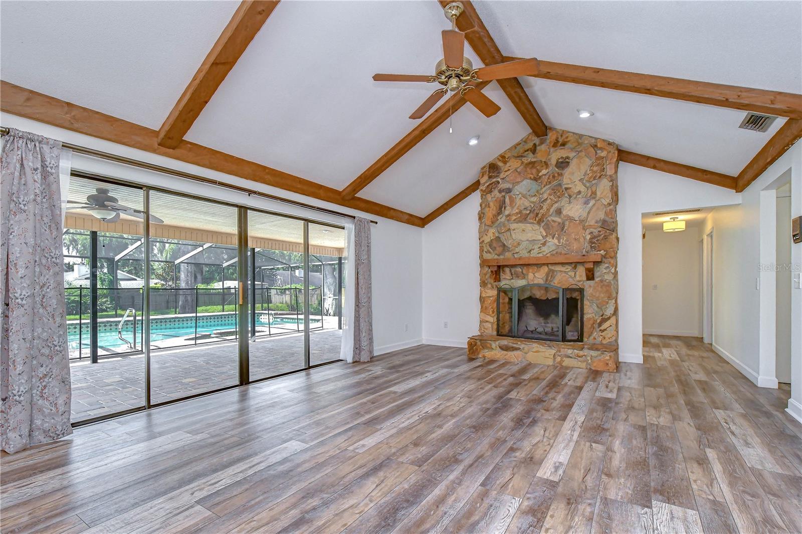 1101 OAKRIDGE MANOR DR