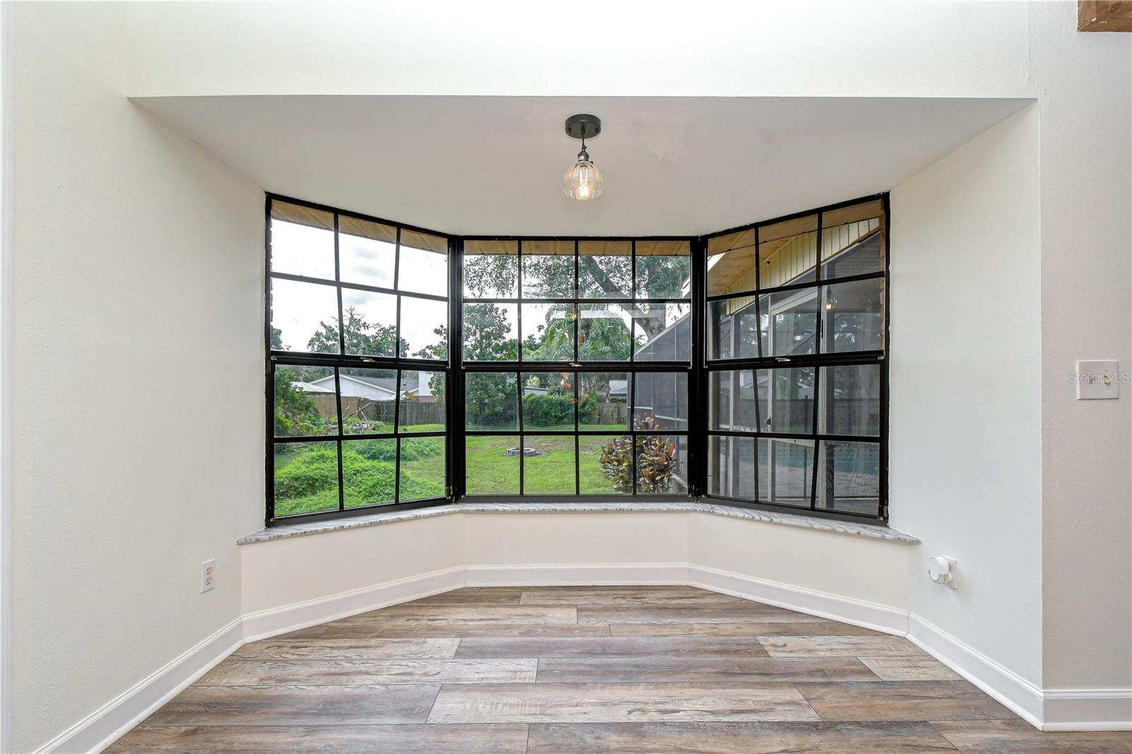 1101 OAKRIDGE MANOR DR