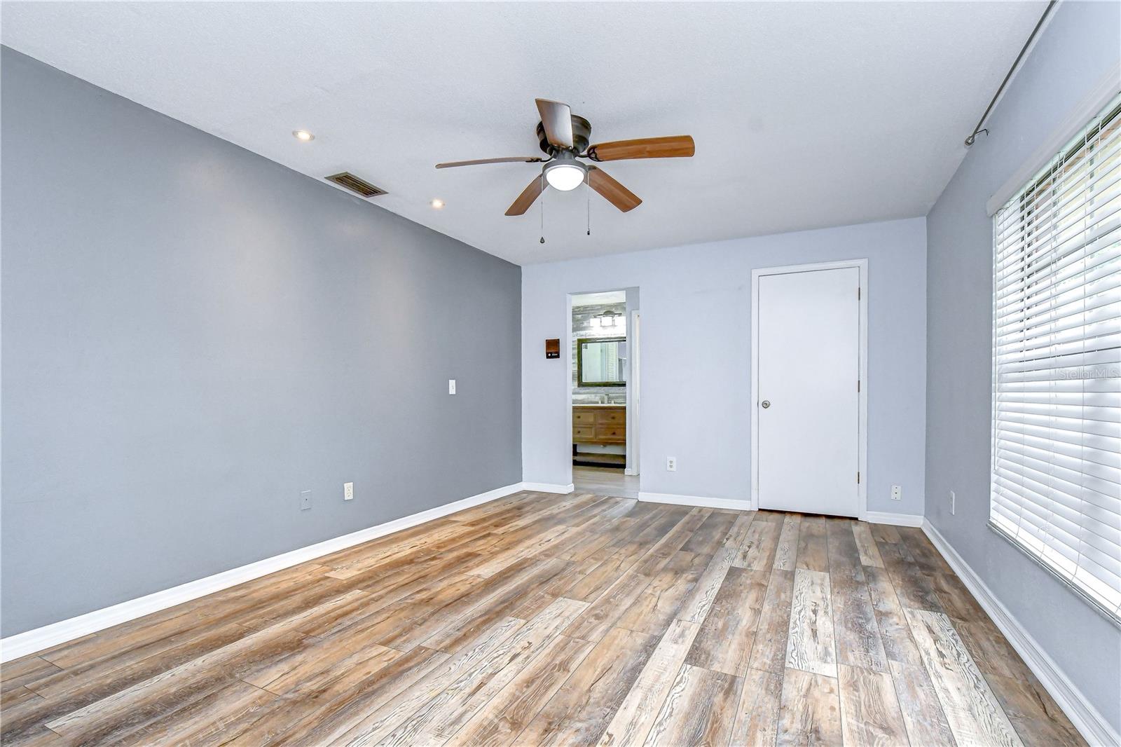 1101 OAKRIDGE MANOR DR