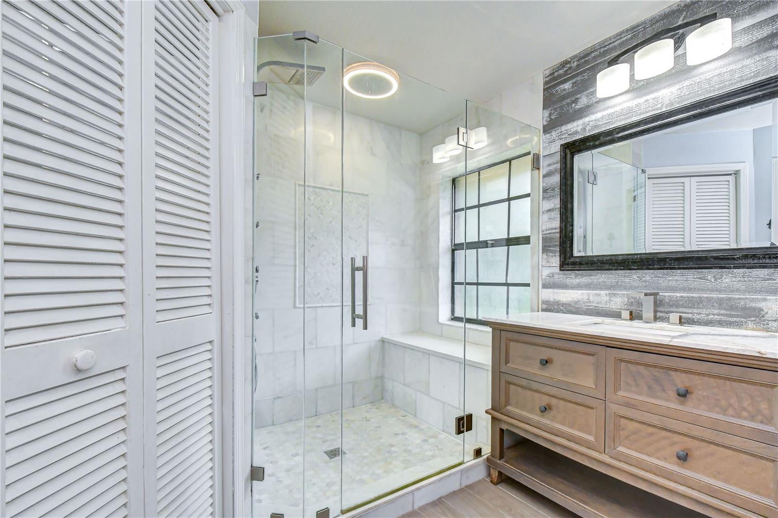 1101 OAKRIDGE MANOR DR
