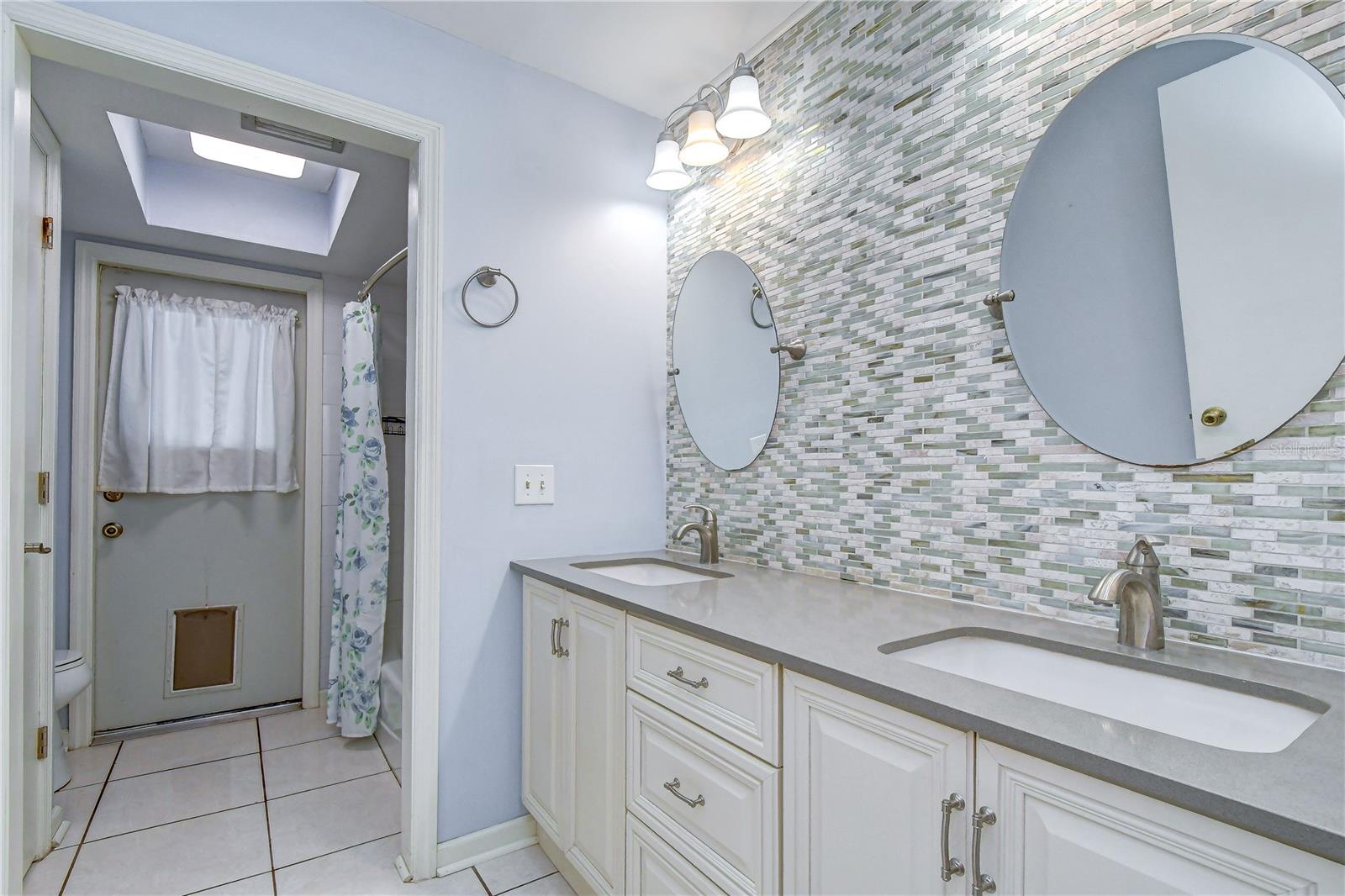1101 OAKRIDGE MANOR DR