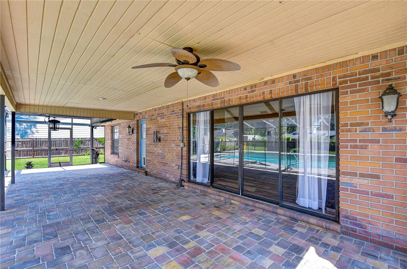1101 OAKRIDGE MANOR DR