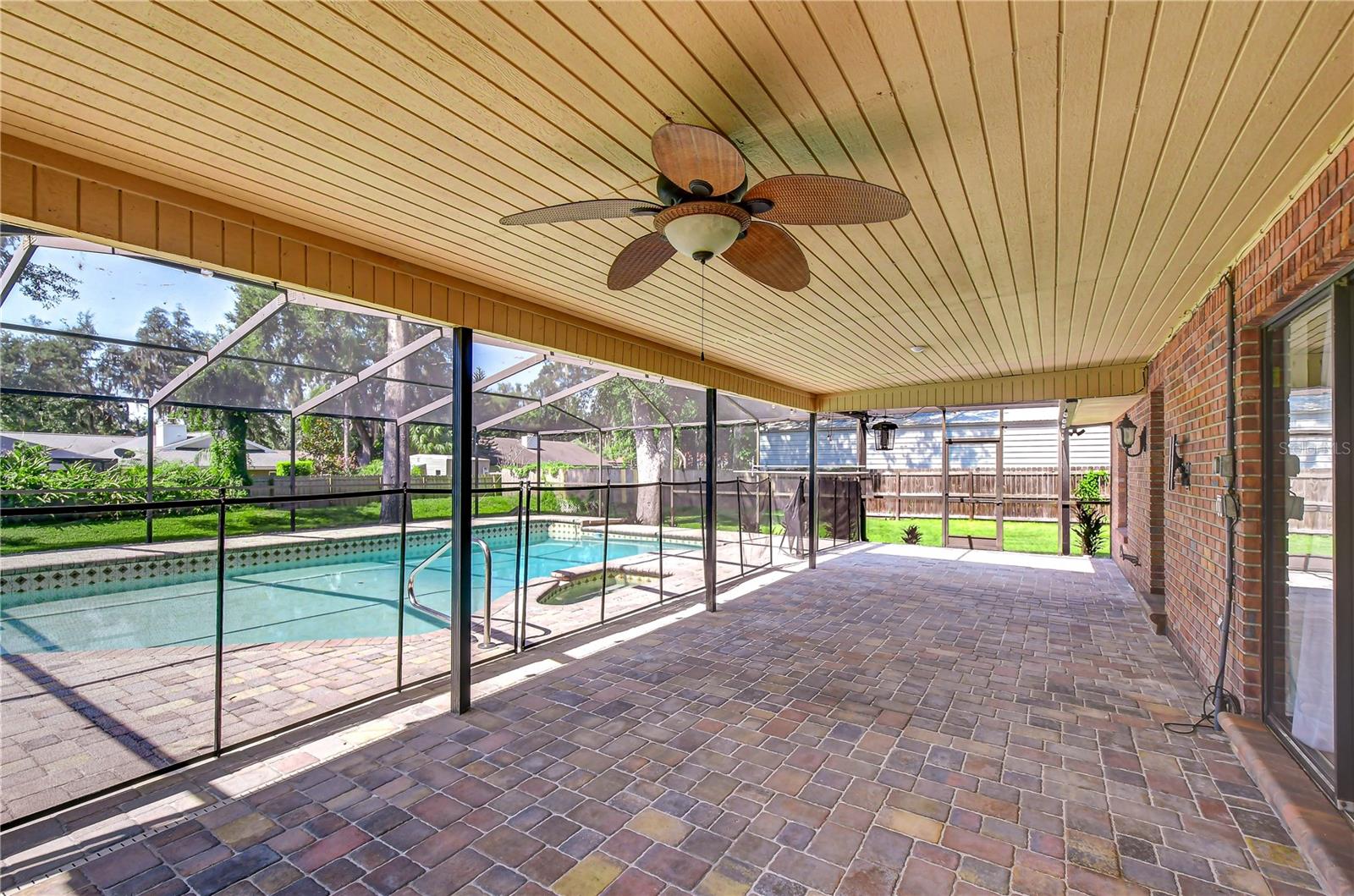 1101 OAKRIDGE MANOR DR