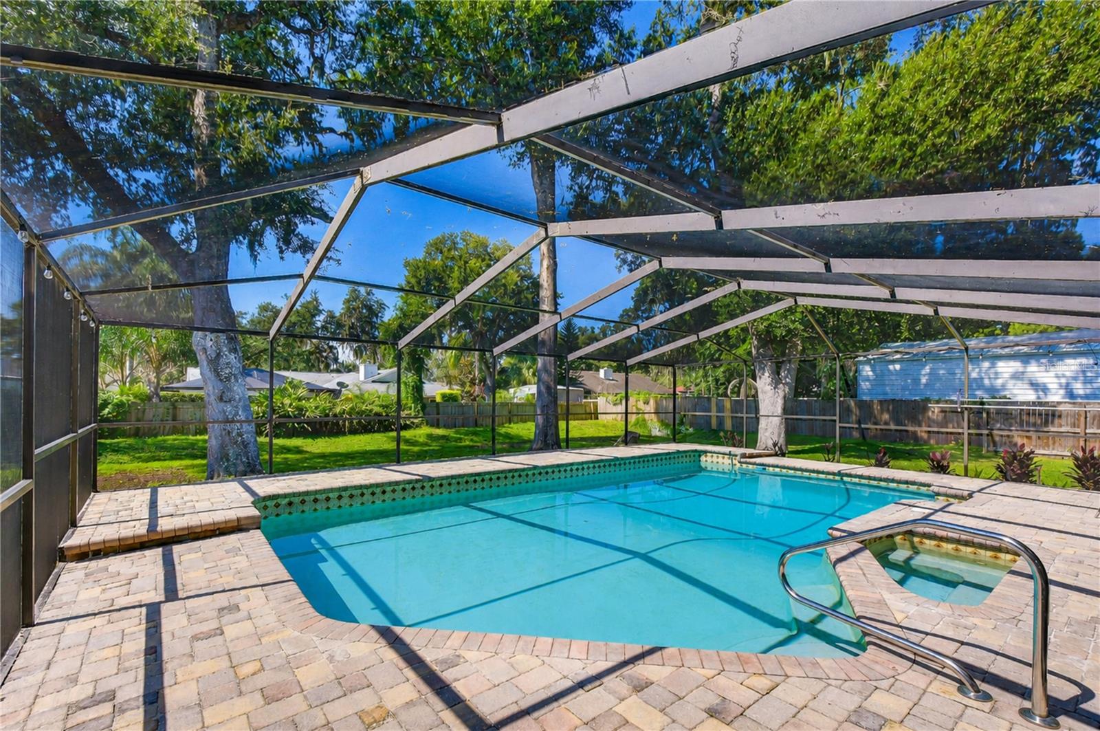 1101 OAKRIDGE MANOR DR