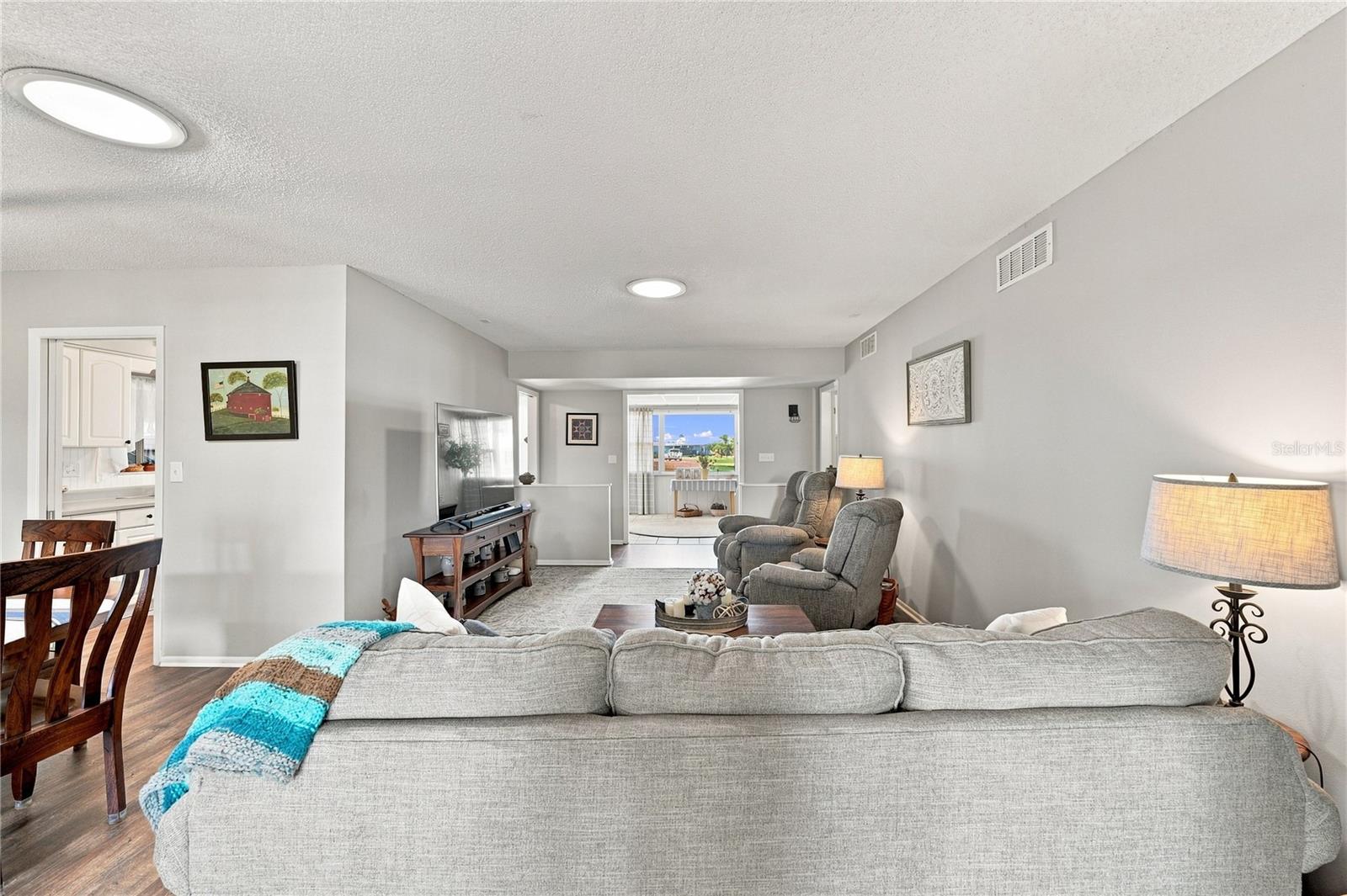 1405 HACIENDA DR