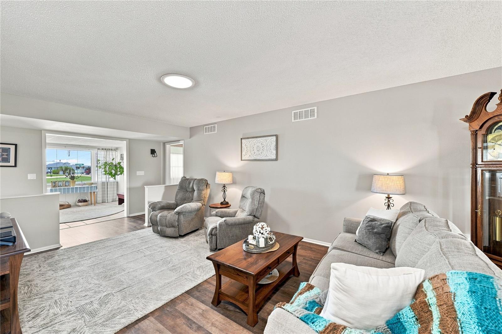1405 HACIENDA DR