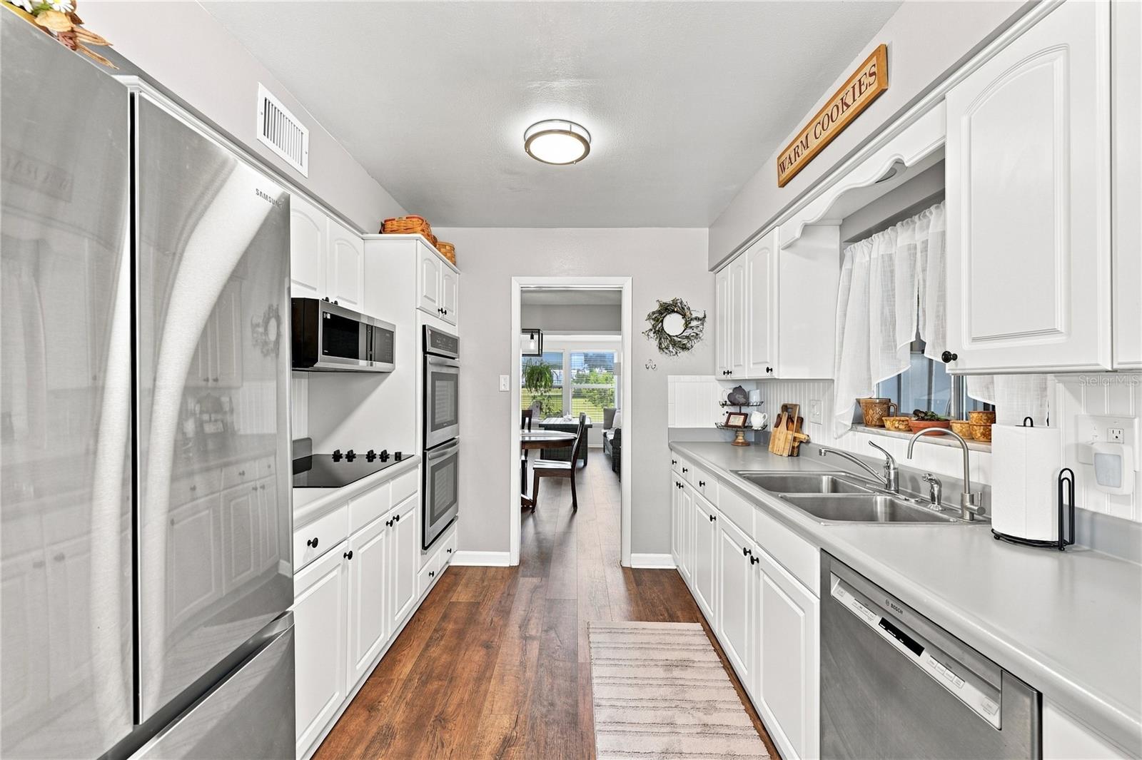 1405 HACIENDA DR
