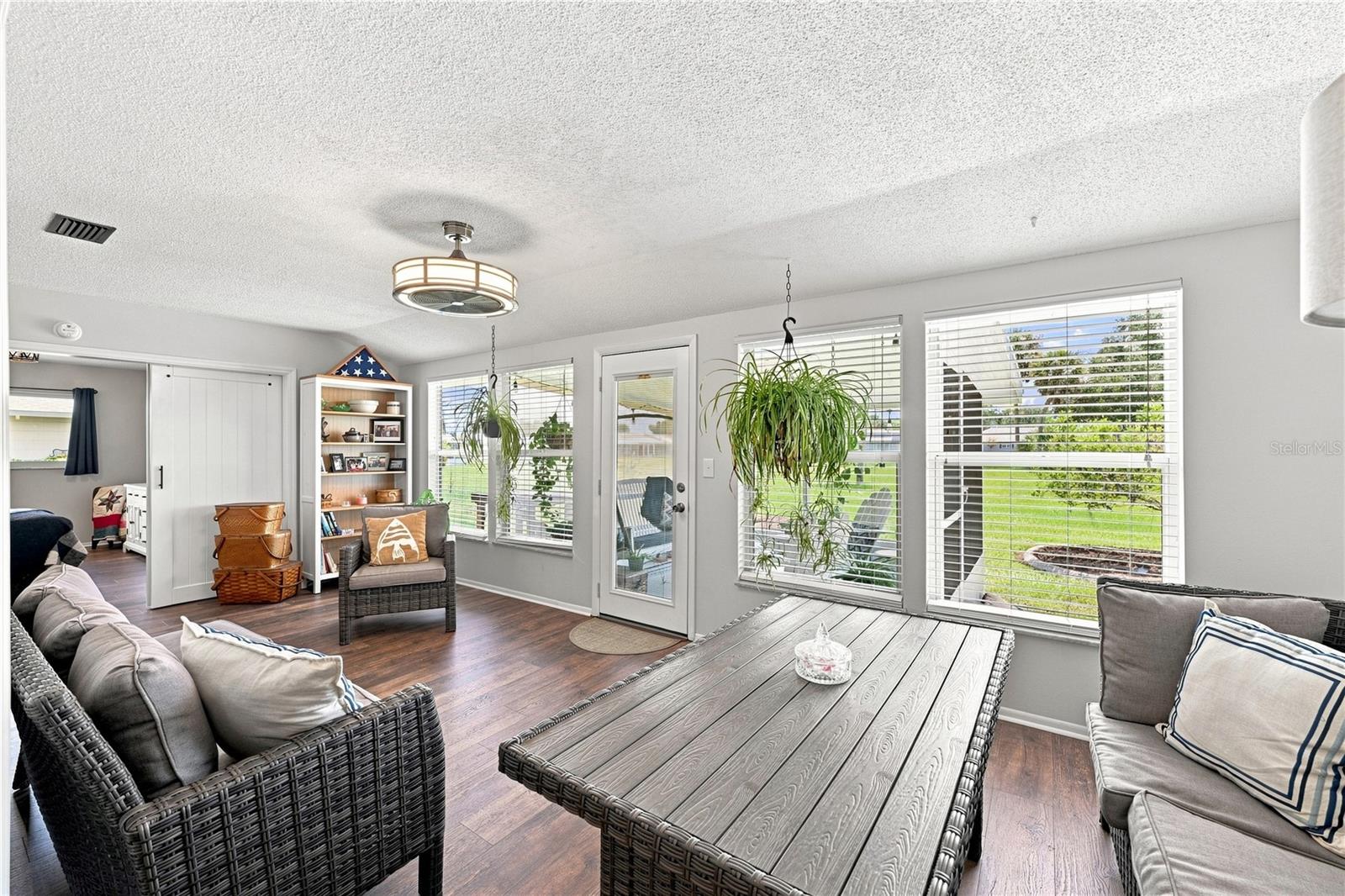 1405 HACIENDA DR