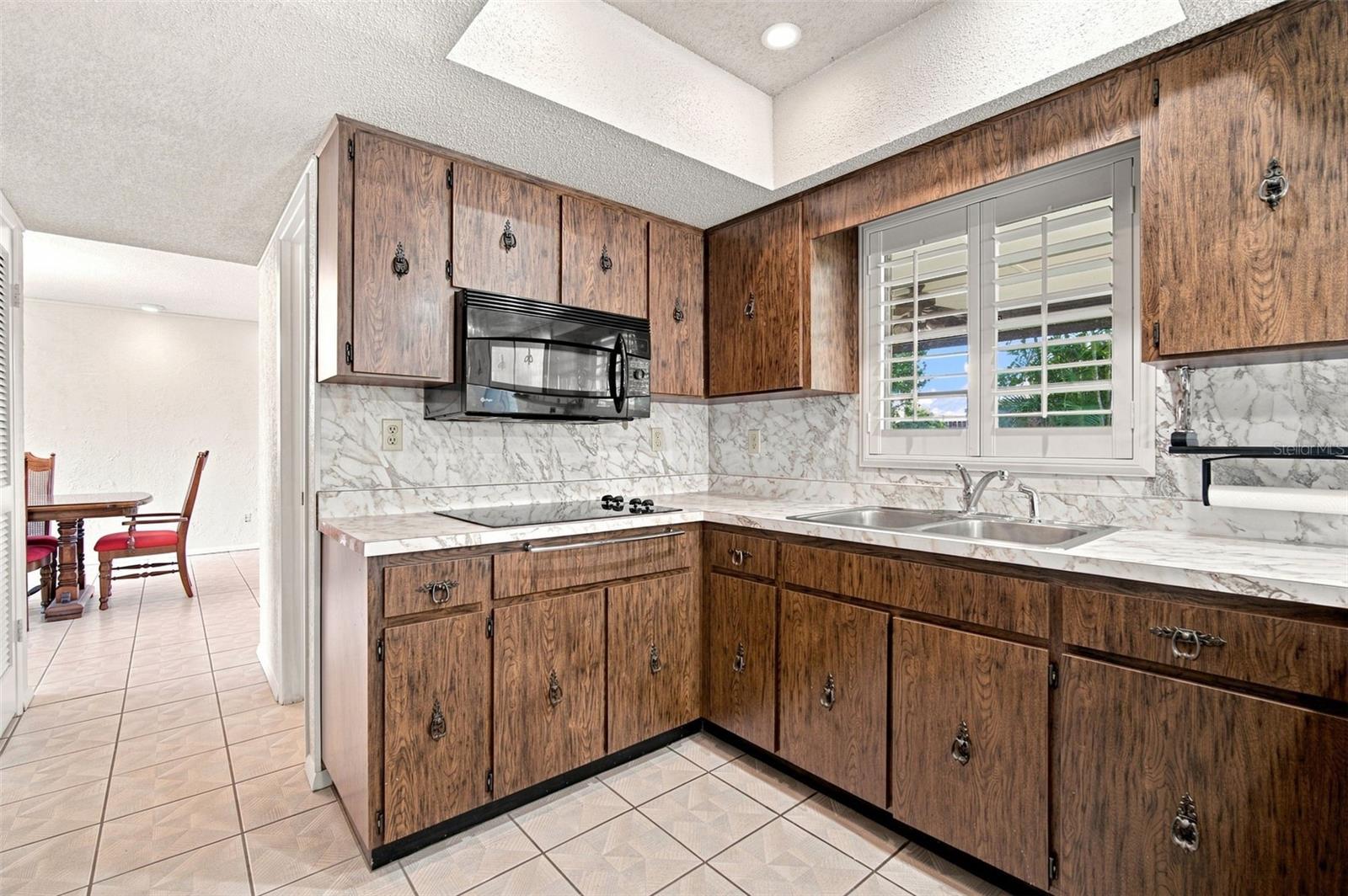 2705 SILVER LAKE AVE
