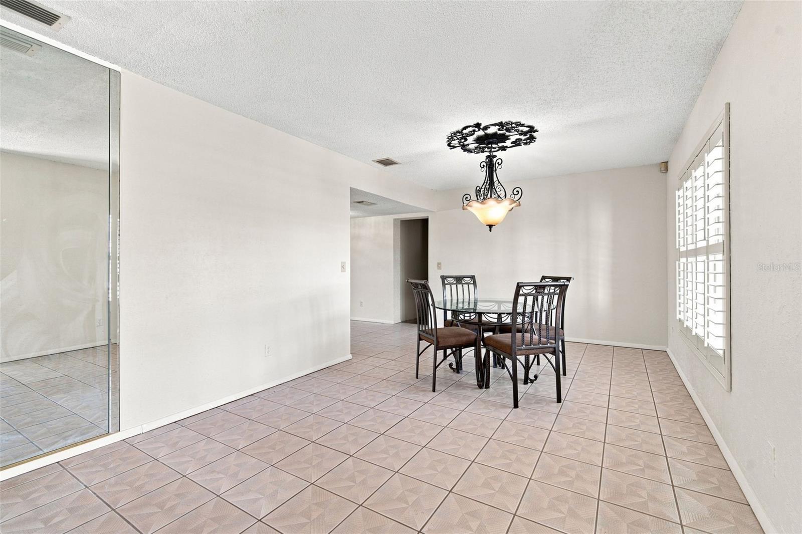 2705 SILVER LAKE AVE