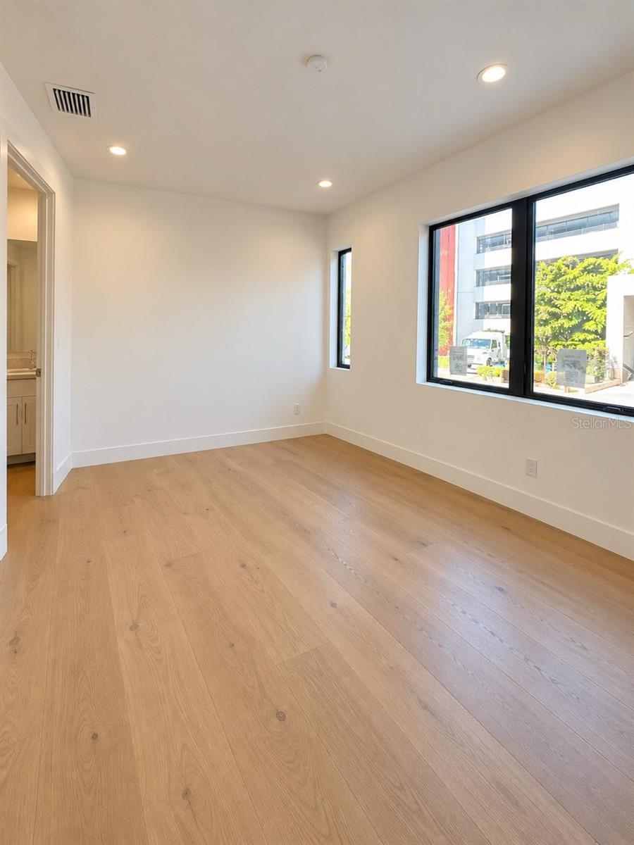 2117 N OLA AVE #3
