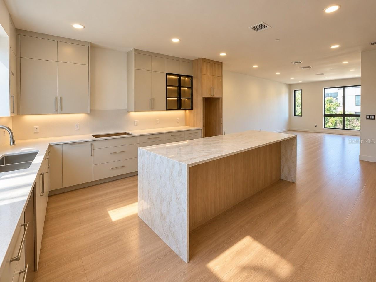 2117 N OLA AVE #3