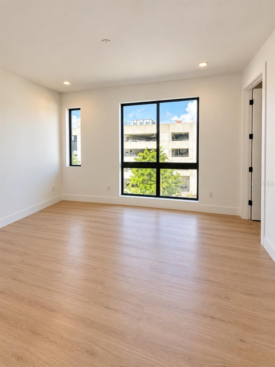 2117 N OLA AVE #3