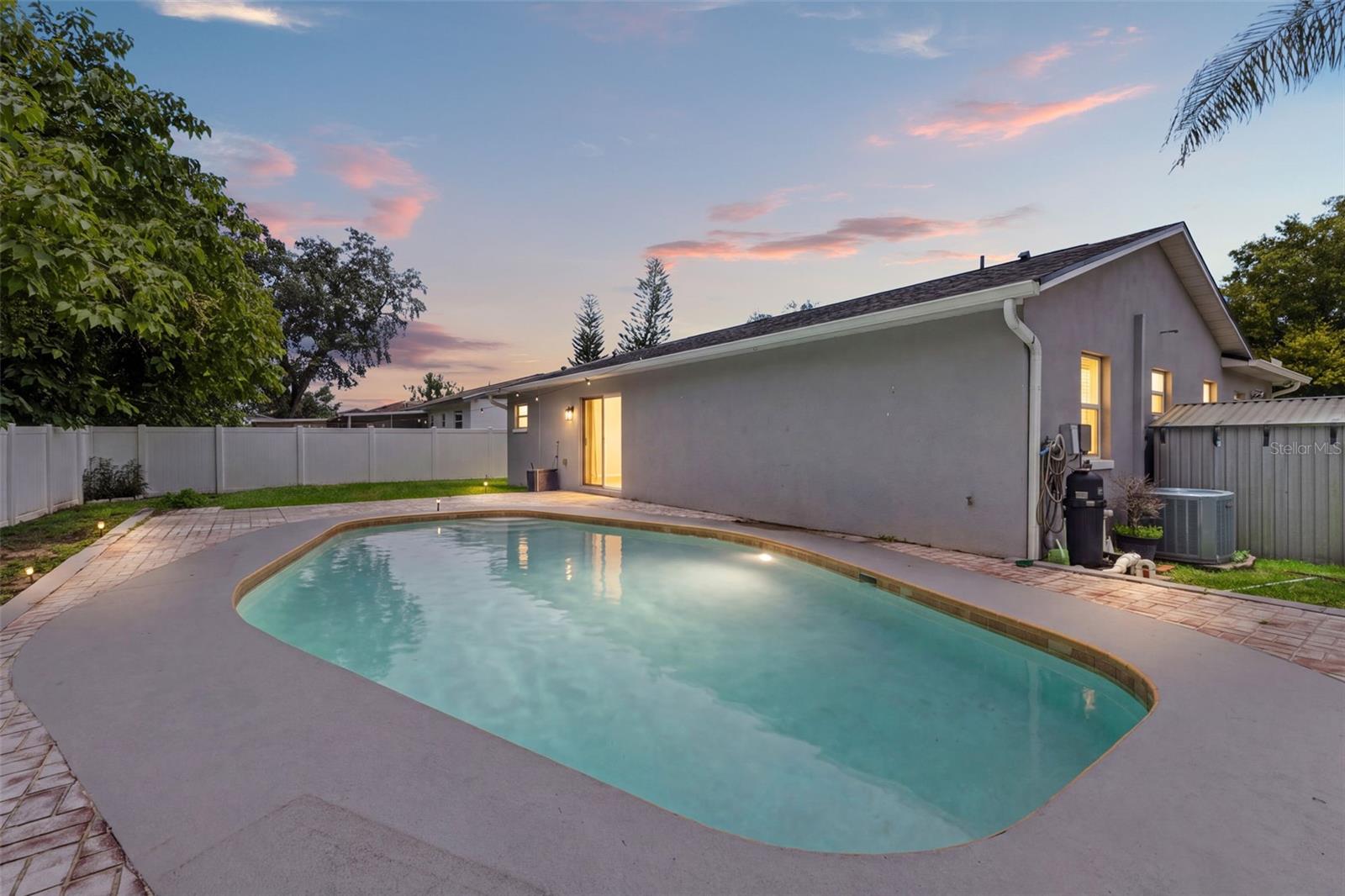 560 Robin Hill Cir, Brandon
