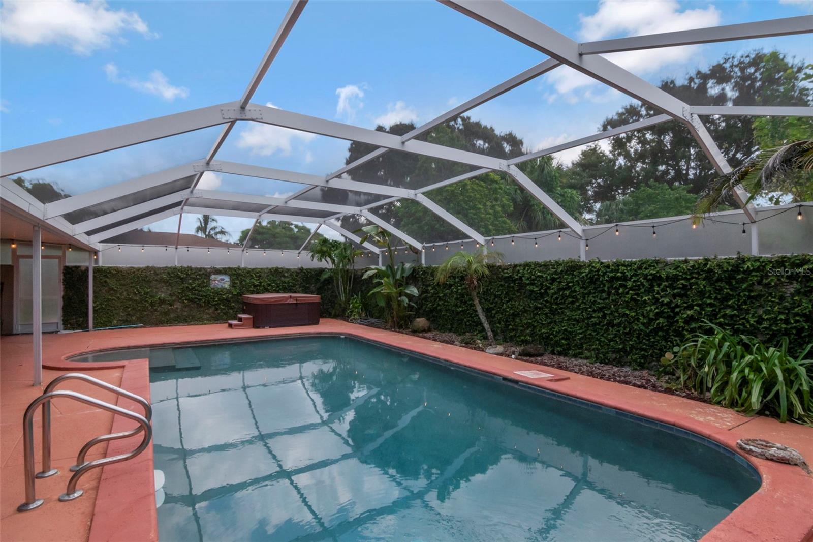311 N GOMEZ AVE