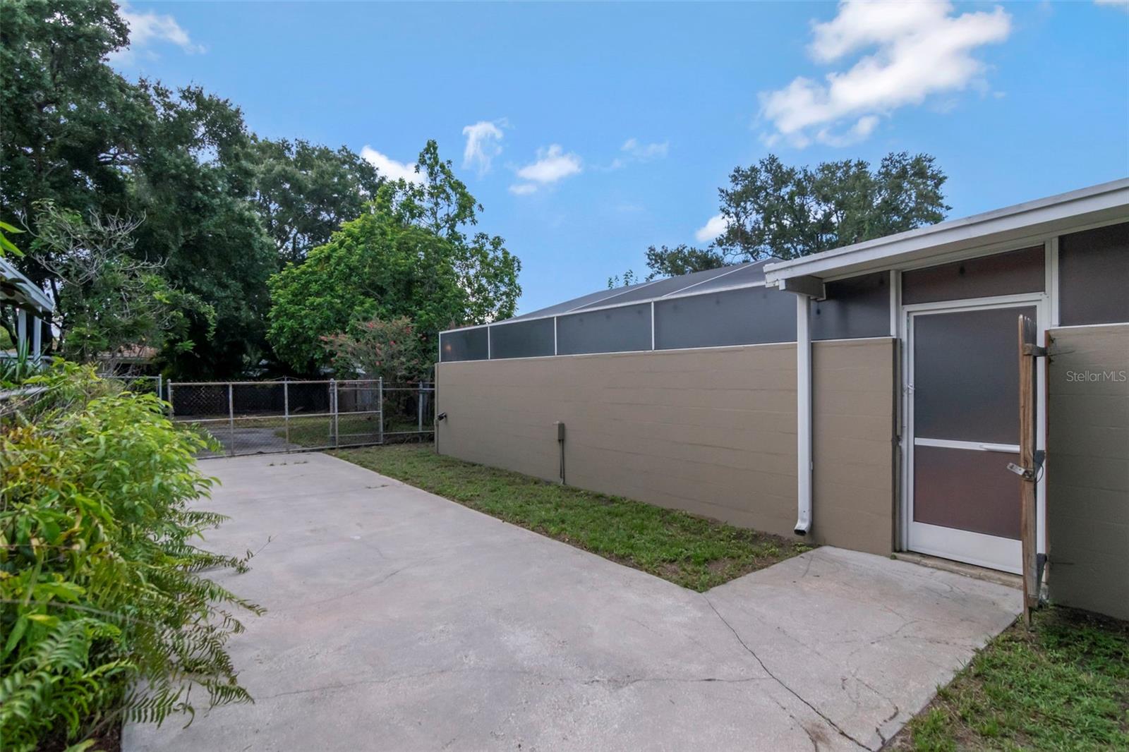 311 N GOMEZ AVE