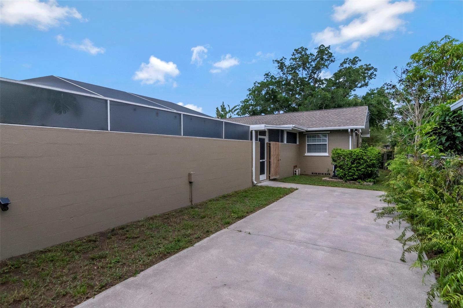 311 N GOMEZ AVE