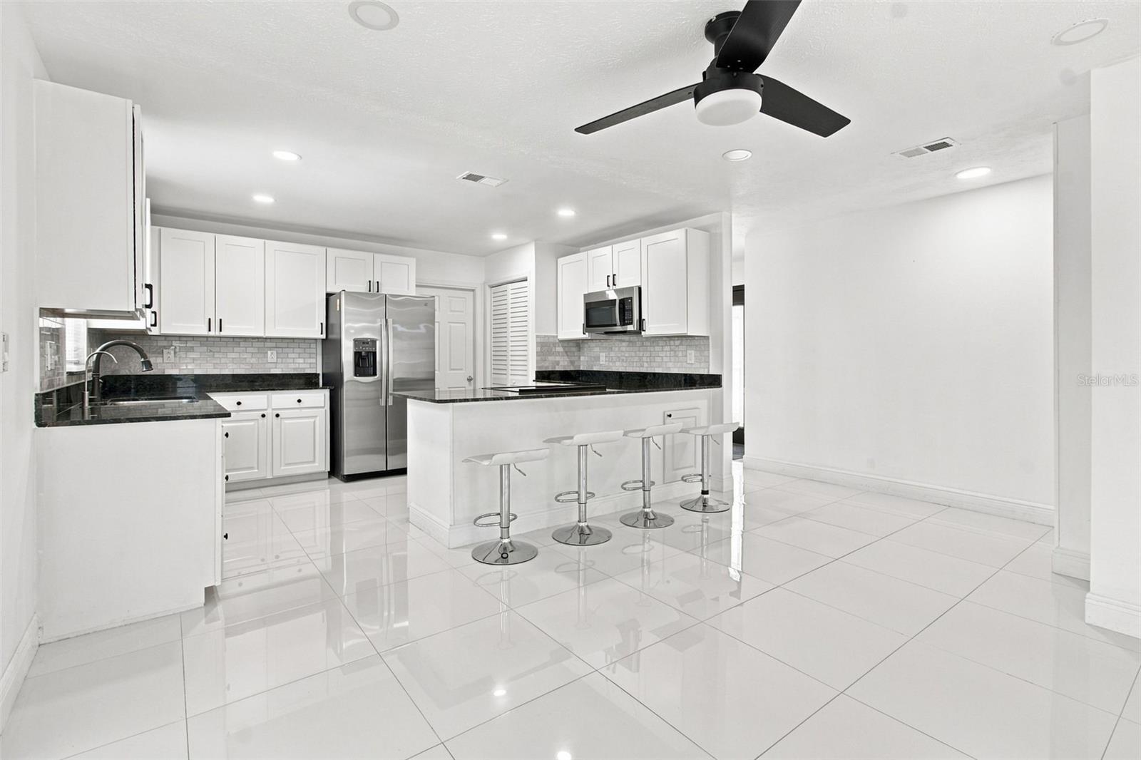 210 LAKE HOBBS RD