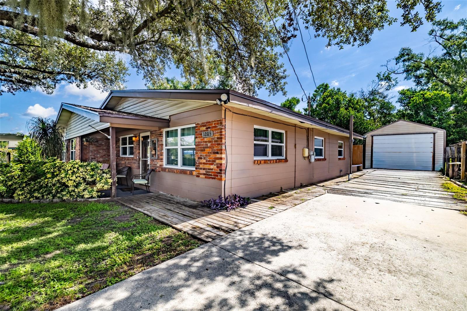 1205 W CAMELLIA DR