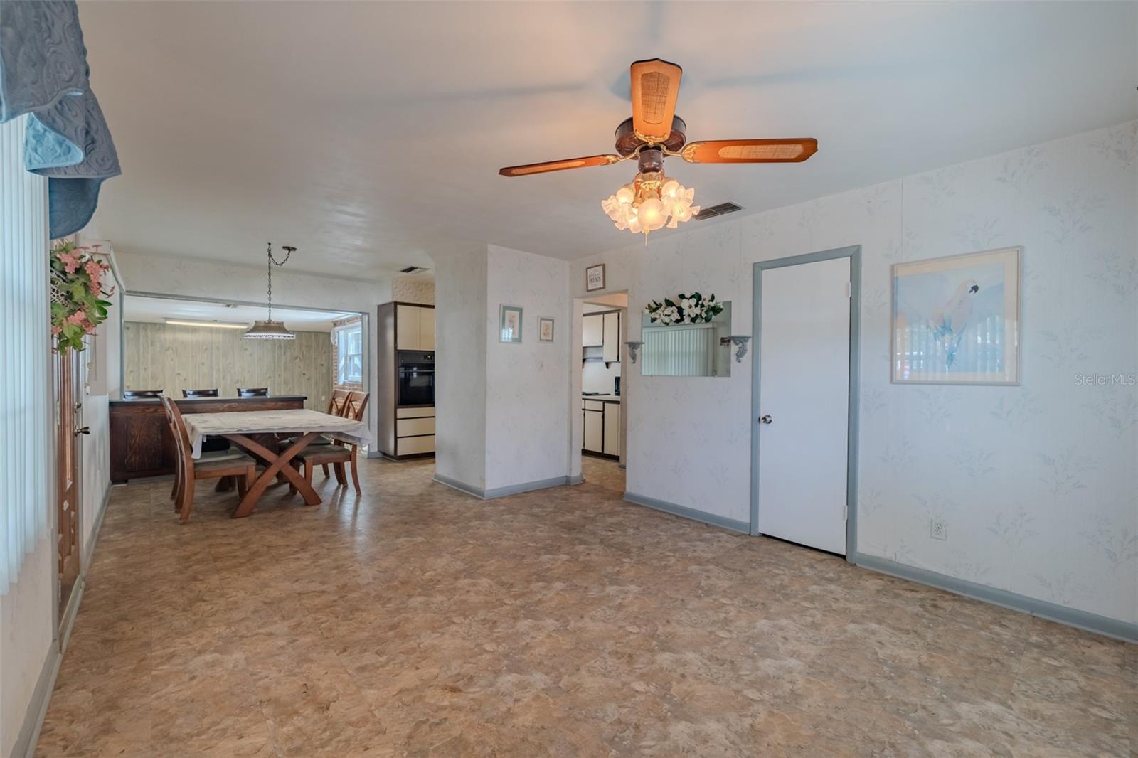 1205 W CAMELLIA DR