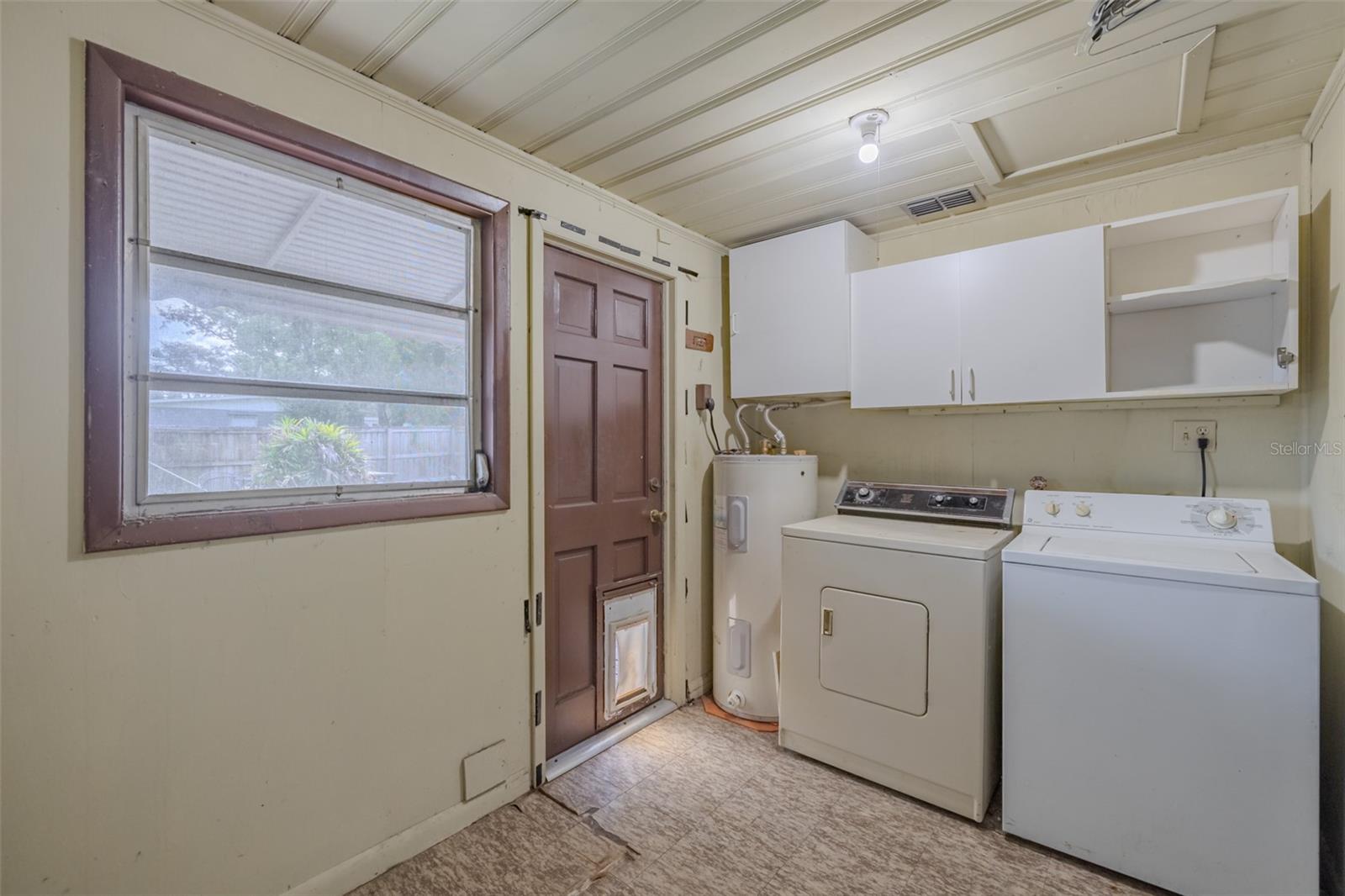 1205 W CAMELLIA DR