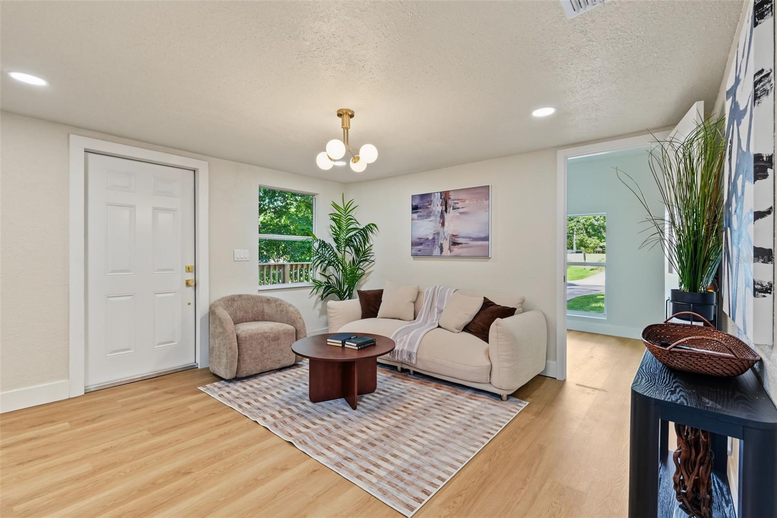 8713 N EDISON AVE