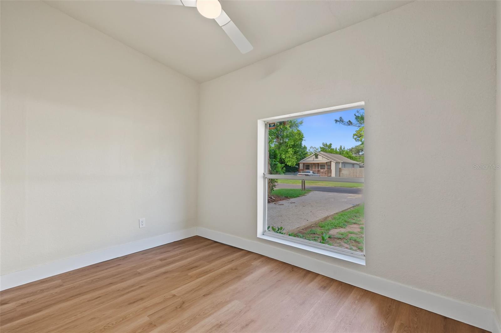 8713 N EDISON AVE