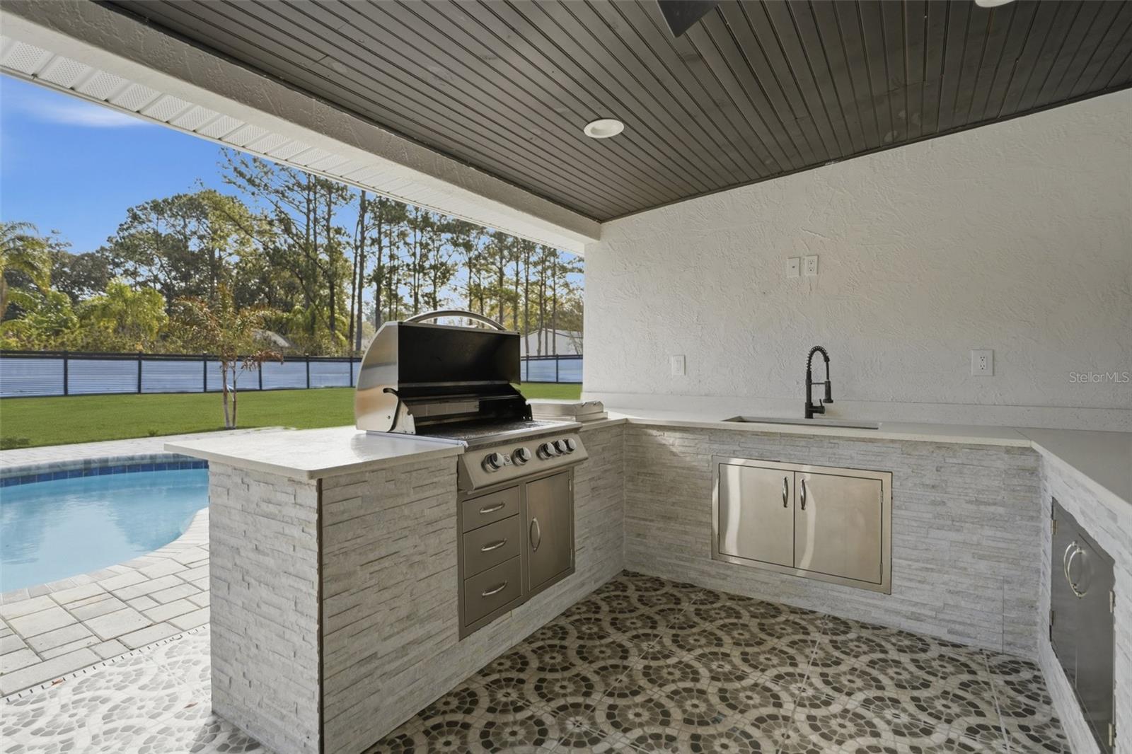 2338 MEADOWBROOK DR